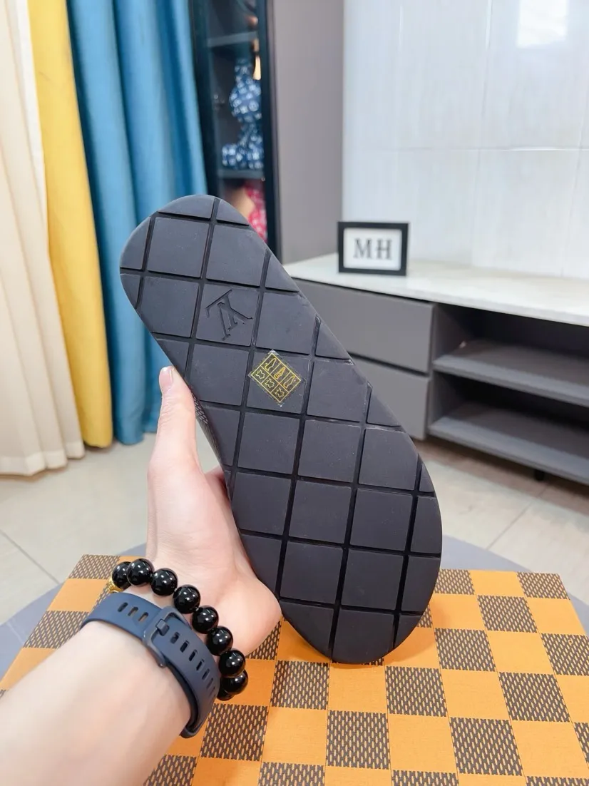 Men's shoes 💰340🌹🌹 (lv-Louis Vuitton) New men's slippers, high-end boutique, exquisite embossed logo decoration on the upper, fine workmanship, super soft soles, casual, loose and comfortable, a must-have in summer! \nsize：38-44